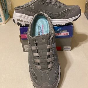 NIB Skechers D’Lites Resilient gray/white WIDE air-cooled memory foam sneakers
